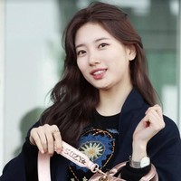 Jam tangan yang melingkar di tangannya juga datang dari brand Dior, yakni Dior Satine. Foto: dok. Dior