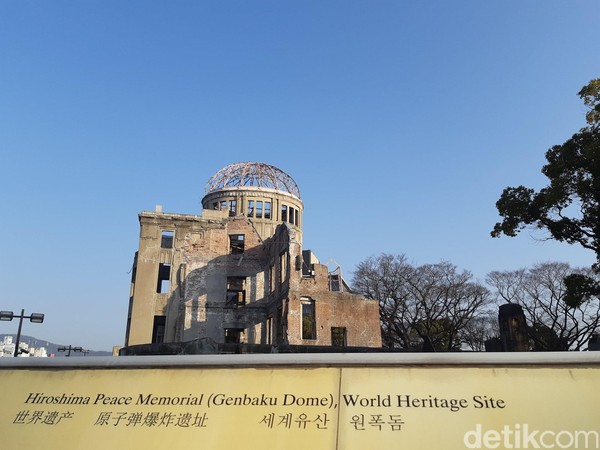 UNESCO pada tahun 1996 menetapkan status Situs Warisan dunia untuk A-bomb Dome. Bangunan ini pun resmi menjadi Hiroshima Peace Memorial. (Bonauli/detikTravel) UNESCO pada tahun 1996 menetapkan status Situs Warisan dunia untuk A-bomb Dome. Bangunan ini pun resmi menjadi Hiroshima Peace Memorial. (Bonauli/detikTravel)