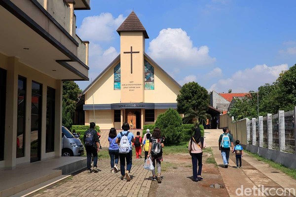 Pertama kali agama Kristen masuk ke Kampung Sawah di abad ke-18 lewat Belanda. Inilah Gereja Kristen Pasundan Kampung Sawah yang adalah gereja tertua di sana (Randy/detikTravel) Pertama kali agama Kristen masuk ke Kampung Sawah di abad ke-18 lewat Belanda. Inilah Gereja Kristen Pasundan Kampung Sawah yang adalah gereja tertua di sana (Randy/detikTravel)