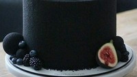 Bosan dengan tampilan cake biasa, cobalah beralih ke cake yang warnanya hitam. Meskipun sederhana dan tak banyak dekorasi, cake ini tampil unik. Foto: Istimewa