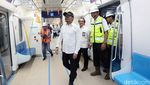 Lambaian Tangan Menaker Saat Jajal MRT