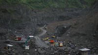 Meskipun demikian, suasana penambangan pasir di Kali Gendol, Cangkringan, Sleman, DI Yogyakarta, Selasa (19/2/2019) tetap berjalan seperti biasa. Meskipun telah terjadi tujuh kali luncuran awan panas dari Gunung Merapi menuju hulu Kali Gendol, aktivitas penambangan tersebut berlangsung normal. ANTARA FOTO/Hendra Nurdiyansyah