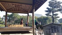 Di atas bukit, ada gazebo kecil untuk minum teh pada zaman dulu. Sekarang spot ini digunakan untuk berfoto dan beristirahat sejenak untuk wisatawan. (Bonauli/detikTravel)