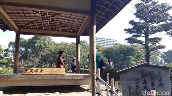 Di atas bukit, ada gazebo kecil untuk minum teh pada zaman dulu. Sekarang spot ini digunakan untuk berfoto dan beristirahat sejenak untuk wisatawan. (Bonauli/detikTravel) Di atas bukit, ada gazebo kecil untuk minum teh pada zaman dulu. Sekarang spot ini digunakan untuk berfoto dan beristirahat sejenak untuk wisatawan. (Bonauli/detikTravel)