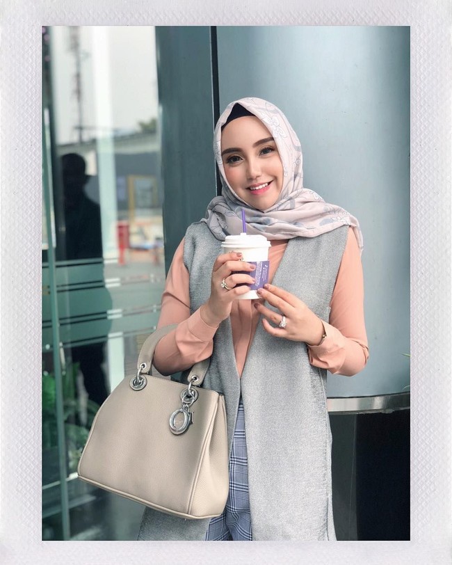 Salmafina Sunan merupakan selebgram eks Istri Taqy Malik yang kontroversial. Tiga bulan berumah tangga, pernikahan Salmafina dengan Taqy Malik berujung perceraian. Tak lama bercerai, Salma memutuskan untuk melepas hijabnya. Keputusannya tersebut sempat menuai hujatan dari netizen. Mengetahui keputusannya menjadi kontroversi, Salmafina meminta maaf kepada publik karena akhirnya melepas hijab. Kini Salma tampak menikmati penampilan barunya tersebut. Foto: Instagram salmafinasunan.