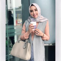 Salmafina Sunan merupakan selebgram eks Istri Taqy Malik yang kontroversial. Tiga bulan berumah tangga, pernikahan Salmafina dengan Taqy Malik berujung perceraian. Tak lama bercerai, Salma memutuskan untuk melepas hijabnya. Keputusannya tersebut sempat menuai hujatan dari netizen. Mengetahui keputusannya menjadi kontroversi, Salmafina meminta maaf kepada publik karena akhirnya melepas hijab. Kini Salma tampak menikmati penampilan barunya tersebut. Foto: Instagram salmafinasunan.