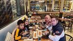 Penggemar Berat Kafein, Ini Pose Salmafina, Putri Pengacara Sunan Kalijaga Saat Ngopi