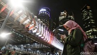 Lorong main bridge menjadi spot favorit pejalan kaki untuk berfoto-foto. Lihat saja ini salah satunya.