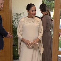 Sang calon ibu terlihat menawan dibalut gaun krem dengan siluet terinspirasi kaftan dari Dior yang dia padukan bersama perhiasan berlian 6.950 poundsterling atau Rp 127 juta dari Birks. Anting ini telah menjadi favorit Meghan di berbagai acara penting. Foto: Getty Images