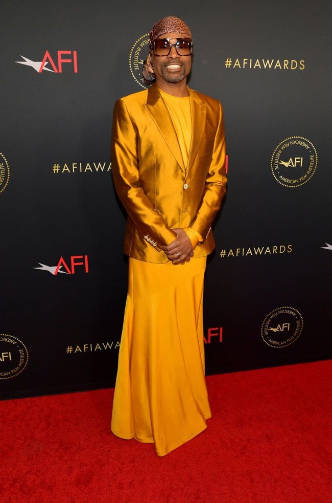 Gaun juga pernah ia kenakan saat hadir di AFI Awards, 4 Januari 2019 di Los Angeles, California. Ia tampil berbalut gaun panjang kuning serta blazer metalik, dan scarf yang membungkus kepalanya. Foto: Getty Images