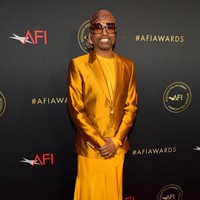 Gaun juga pernah ia kenakan saat hadir di AFI Awards, 4 Januari 2019 di Los Angeles, California. Ia tampil berbalut gaun panjang kuning serta blazer metalik, dan scarf yang membungkus kepalanya. Foto: Getty Images