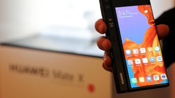 Penampakan bagian belakang dalam bentuk smartphone ketika layarnya dinyalakan. Foto: Reuters