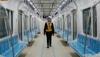 Suasana di dalam kereta MRT dari Stasiun Bundaran HI yang menuju Stasiun Lebak Bulus, Jakarta, Senin (25/2).