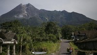 Meskipun demikian Warga tetap beraktivitas seperti biasa dan mencari rumput di lereng Gunung Merapi di Balerante, Klaten, Jawa Tengah, Senin (18/2/2019). Balai Penyelidikan dan Pengembangan Teknologi Kebencanaan Geologi (BPPTKG) Yogyakarta mencatat telah terjadi luncuran awan panas Gunung Merapi dengan jarak luncur maksimum satu kilometer ke arah Kali Gendol, dengan status gunung Waspada (level II). ANTARA FOTO/Hendra Nurdiyansyah