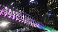 Saat naik ke arah main bridge atau jembatan utama sepanjang 68 meter, pejalan kaki akan disuguhi desain jajaran pagar putih dan lampu temaram yang menyala di malam hari. 