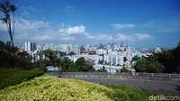 Dari puncak Mount Faber kita bisa melihat cerahnya langit biru, burung beterbangan, dan hijaunya pemandangan dari atas langit Singapura (Mardi Rahmat/detikTravel)  