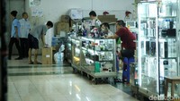 Sebelum sepi, pasar ini menjual berbagai macam barang elektronik, mulai dari keluaran teranyar sampai rekondisi alias bekas.