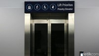 Lift prioritas juga disediakan untuk para penyandang disabilitas.