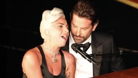 Tak lama kemudian Bradley menghampirinya dan memeluk Gaga. REUTERS/Mike Blake
