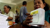 Kali ini, para pekerja mendapat tugas melipat surat suara untuk pemilihan anggota DPR RI.