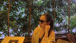 Penggemar Berat Kafein, Ini Pose Salmafina, Putri Pengacara Sunan Kalijaga Saat Ngopi