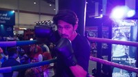 Selain lari, Ibnu Jamil juga lagi doyan boxing. Katanya sih, biar nggak bosan jadi jenis olahraganya divariasikan. Top deh! (Foto: Khadijah Nur Azizah/detikHealth)