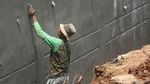 Pekerja Kebut Pembuatan Turap di Kali Buaran Jaktim