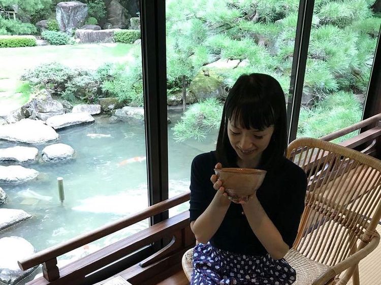 Tak Hanya Pintar Bebenah, Marie Kondo Juga Suka Ngeteh Cantik