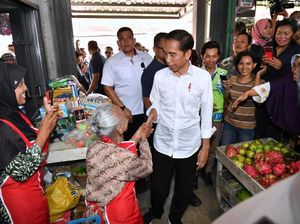 Potret Jokowi Beli Beras-Taoge di Pasar Pelem Gading Cilacap