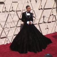 Ia menggunakan jaket tuksedo dan gaun beludru hitam rancangan Christian Siriano di Oscars 2019. Kepada Vogue, Billy Porter mengatakan sudah lama ingin mengenakan ball gown, namun tidak tahu kapan waktu yang tepat. Oscars 2019 pun dijadikan tempat untuk unjuk busana. Foto: variety