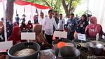 Semringahnya Jokowi Serahkan Bansos PKH dan BPNT di Cilacap