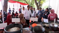 Jokowi juga meninjau pameran produk usaha rumahan karya ibu-ibu dari Kelompok Usaha Bersama PKH.