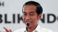 Presiden Jokowi semringah banget saat bertatap muka serta berdialog langsung dengan para ibu-ibu penerima PKH dan BPNT.