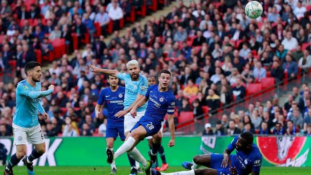 Tendangan Sergio Aguero masih terlalu lemah. (