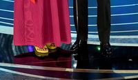 Nyentrik, Aktris Ini Pakai Sendal di Panggung Oscars 2019