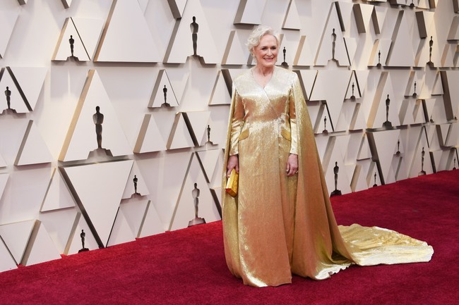 Bak piala Oscar, aktris senior Glenn Close muncul dengan gaun emas Carolina Herrera dengan sayap panjang yang menyapu lantai. Desain gaun yang minimalis dan sederhana tampak menyatu dengan karakter Glenn yang bersahaja. Foto: Getty Images
