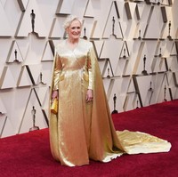 Bak piala Oscar, aktris senior Glenn Close muncul dengan gaun emas Carolina Herrera dengan sayap panjang yang menyapu lantai. Desain gaun yang minimalis dan sederhana tampak menyatu dengan karakter Glenn yang bersahaja. Foto: Getty Images