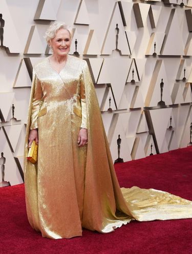 Elegan Seperti Patung Oscar, Aktris Senior Ini Pakai Gaun Emas 19 Kg