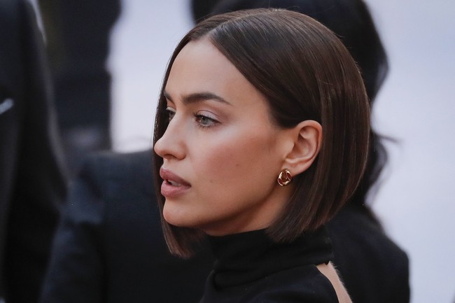 Seorang pakar bahasa tubuh pun mencoba untuk membaca keduanya demi mengetahui apakah benar Irina tidak suka dengan Gaga karena mesra dengan Bradley. Dikatakan jika mereka memang tidak seakrab kelihatannya. Foto: REUTERS/Lucas Jackson