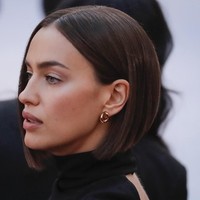 Seorang pakar bahasa tubuh pun mencoba untuk membaca keduanya demi mengetahui apakah benar Irina tidak suka dengan Gaga karena mesra dengan Bradley. Dikatakan jika mereka memang tidak seakrab kelihatannya. Foto: REUTERS/Lucas Jackson