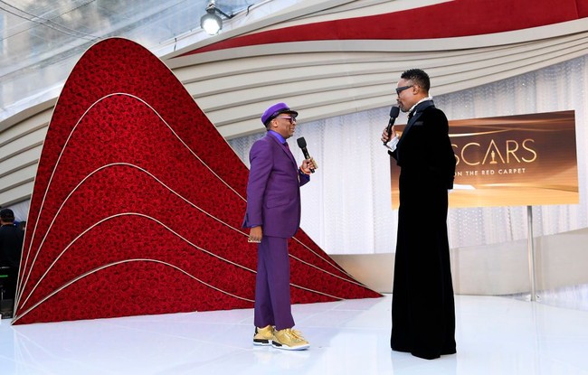 Billy juga mengatakan ingin memadukan unsur feminin dan maskulin pada gaya busananya. Menurutnya, dia bukanlah seorang drag queen hanya karena senang memakai baju wanita. Aku adalah pria yang memakai gaun, tegasnya. Foto: Getty Images