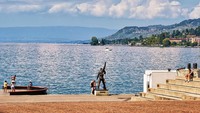 Tingginya sekitar 3 meter, menghadap ke Danau Jenewa yang indah (iStock)