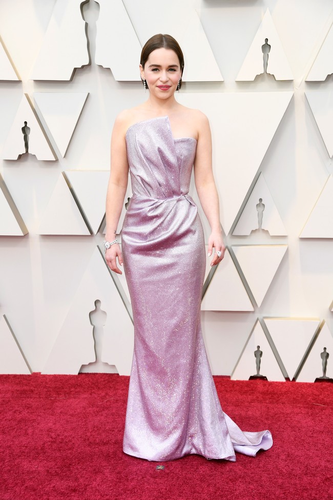 Emilia Clarke turut menjadi bagian dalam malam Penghargaan Oscars 2019. Untuk momen spesial tersebut, ia mengandalkan gaun perak keunguan yang mengekspos bahu indahnya. (Foto: Frazer Harrison/Getty Images)