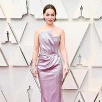 Emilia Clarke turut menjadi bagian dalam malam Penghargaan Oscars 2019. Untuk momen spesial tersebut, ia mengandalkan gaun perak keunguan yang mengekspos bahu indahnya. (Foto: Frazer Harrison/Getty Images)
