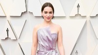 Emilia Clarke, bintang Game of Thrones itu terlihat menawan dengan dress silver yang menunjukan bahu seksinya. Frazer Harrison/Getty Images