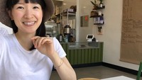 Sambil bekerja, Marie Kondo tampak ingin menyesap secangkir cappuccino yang sudah dilengkapi latte art. Foto: Instagram@mariekondo
