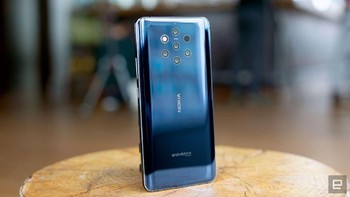 Nokia 9 Purevies sebagai smartphone pertama dengan lima kamera belakang di dunia. Kelima kamera itu sendiri seluruhnya mengusung lensa Carl Zeiss. Foto: Chris Velazco/Engadget