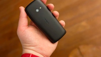 Meski gayanya jadul, tampaknya masih banyak yang membutuhkan ponsel semacam ini. Foto: Expert Reviews