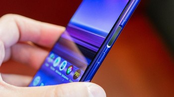 Xperia 1 merupakan smartphone pertama yang menggunakan layar panel 4K HDR OLED. Ponsel ini telah memiliki sertifikat anti air IP68, dan bodinya dibalut dengan Gorilla Glass 6 di bagian depan dan belakang. (Foto: Dok. Android Authority)
