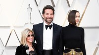 Bradley Cooper dan keluarga tampil kompak dengan busana serba hitam di Oscar 2019 di California, Amerika Serikat pada Minggu (24/2). Frazer Harrison/Getty Images